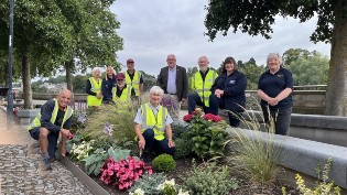 Group Picture at new gardening bed installed at Tay St. Image includes Scottish Water, Beautiful Perth and Councillor Chris Ahern